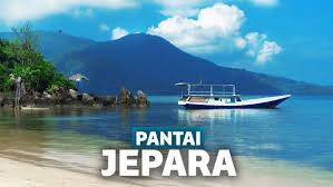 Pantai banyu tibo cukup menarik dan unik karena terdapat air terjun yang langsung jatuh ke pantai. 8 Wisata Pantai Jepara Terindah Dan Harga Tiketnya