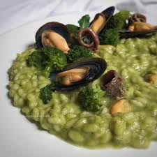 Una nuova ricetta proposta da @sarachefperpassione: Risotto Ai Broccoletti Con Cozze E Alici Piccanti La Luna Sul Cucchiaio