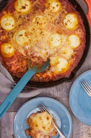 This Lazy Skillet Lasagna Is Comfort Food At Its Best Just Put All The Ingredients Including Frozen Large Skillet Lasagna Rachael Ray Recipes Chicken Recipes
