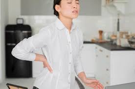 Umumnya sakit pinggang itu di tengah. Sering Dianggap Sepele Kenali Tanda Tanda Sakit Pinggang Yang Merupakan Gejala Penyakit Ginjal Semua Halaman Nakita