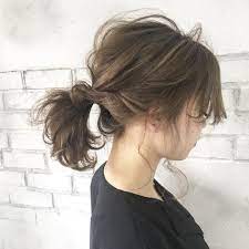 忙しい朝は ヘアアレンジに時間をかけるのが難しいですよね そんな時 簡単なのにお洒落に仕上がる時短アレンジ が役立ちます 今回は ボブ ミディアムさん向けの簡単アレンジをピックアップ ボブ アレンジ ルーズ ポニーテール ポニーテール ミディアム