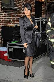 Hayek looks youthful with her hairstyle and showing off her delicious figure. Salma Hayek 3 David Letterman Ile Late Show At Siyah Cushnie Et Ochs Entarili Salma Hayek Style Salma Hayek Salma Hayek Photos