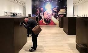 De forensische analyse van computers, laptops, handcomputers en andere elektronische apparaten is nog gaande, en het in beslag genomen materiaal is beoordeeld door rechercheteams in de lidstaten. In Der Dusseldorfer Kunstsammlung Zeigt Ai Weiwei Seine Grosste Show Kunstkritik Kultur Report D De Dusseldorf Internetzeitung