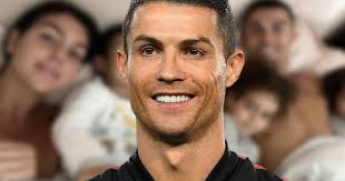Cristiano ronaldo dos santos aveiro. Cristiano Ronaldo Kuscheliger Sonntag Im Bett Mit Georgina Und Seinen Drei Kleinsten Bunte De