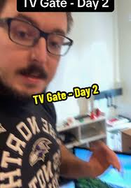 How to Fix Emerson Tv That Flashes Colors