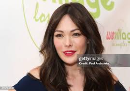 Lindsay Price as Amanda, Jake's girlfriend