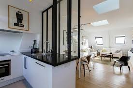 La Verriere En Bois Peint En Noir Delimite L Espace Et Joue L Effet Loft Facon Atelier D Separation Cuisine Salon Idee Amenagement Cuisine Cuisine Verriere