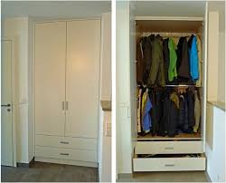 Garderobe Mit Optimaler Platzausnutzung In Nische Eingepasst Korpus Weiss Beschichtet Fronten Lack Weiss Griffe Alu M Garderobennische Garderobe Einbauschrank