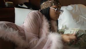 Discovered By Muvaaaa Find Images And Videos About Gif Grunge And 90s On We Heart It The App To Get Lost In What You Lo Cool Girl Trend Setter Rich Girl The perfect money baddie animated gif for your conversation. cool girl trend setter rich girl
