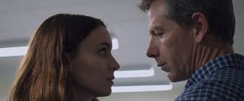 Una movie review & film summary (2017)