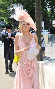 Que serait votre look d'invitée à un mariage sans un chapeau, accessoire mode indispensable pour compléter votre tenue d'invitée ! 1001 Idees De Chapeau De Mariage Joli Et Elegant Chapeaux Mariage Tenue Mariage Vintage Tenue Mariage
