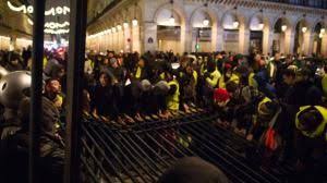 Gilets Jaunes La Terrible Video D Une Grille Qui Tombe Sur Un Manifestant Au Jardin Des Tuileries Gilet Jaune Jardin Des Tuileries Jaune