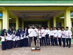 Kepala sekolah merupakan seorang guru yang diberi tugas tambahan untuk memimpin sebuah institusi pendidikan. Situsweb Kementerian Agama Provinsi Sulawesi Tenggara