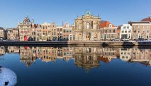 Uit haarlem gestart met de sloopwerkzaamheden van de panden aan de hoofdstraat 284, kastanjelaan 1 en de oude haven 13 te sassenheim. Haarlem Van Der Valk Hotel Sassenheim Leiden