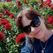 Maxine Oates's Instagram, Twitter & Facebook