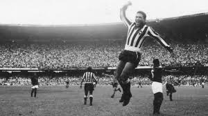 An imaginative and skillful dribbler, he starred along with pelé. Trajetoria Mane Garrincha Vavel Brasil