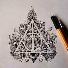 Voilà un petit défit assez simple de harry potter et les reliques de la mort afin de montrer à quoi cela ressemble. Relique De La Mort Harry Potter Art And Drawing Art Harry Potter Dessin Magique Tatouages Harry Potter