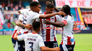 ¡Reprochable! Junior denuncia ataque a su bus en la llegada a Ditaires