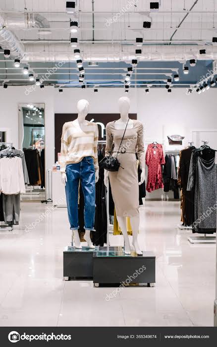 Magasin Vêtements Pour Femmes Mannequins Vêtus Vêtements Élégants Derrière Vitrine — Photo de stock par ©fototota - 365349674