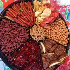 Pin De Joanna Turrubiates En Chamoy Table Antojos De Comida Fruta Con Chamoy Charolas De Botanas Dulces