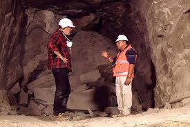 Check spelling or type a new query. Informe Especial Y Santiago Pavlovic Acompanaron A Un Grupo De Los 33 De Vuelta A La Mina San Jose Emol Com