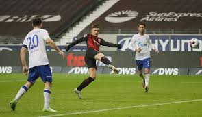 Eintracht frankfurt hat in vier seiner letzten fünf spiele mehr als 2,5 tore erzielt. Eintracht Frankfurt Fc Schalke 04 3 1 Traum Comeback Jovic Schiesst Sge Zum Sieg Konisgblau Wieder Letzter