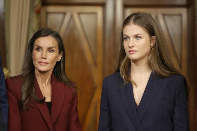 La Reina Letizia y la Princesa Leonor clonan sus estilismos en Navarra y se  apuntan al pantalón que arrasa este otoño | Moda