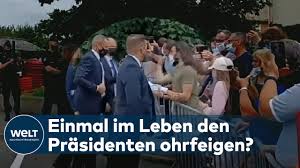 Frankreichs präsident emmanuel macron ist bei einer reise nach südfrankreich von einem mann geohrfeigt worden. Snvaxqy9bfjq M