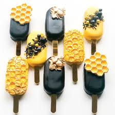 July Cake Decorator Spotlight Find Your Cake Inspiration Bee Cakes Fun Desserts Cute Desserts