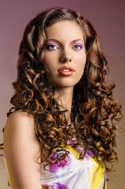 Kinnlange frisuren hingegen eignen sich bei großen locken. Lockige Festfrisur Fur Lange Haare Offen Gestylt Lange Frisuren Mit Locken