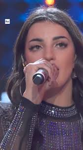 Grelmos, per tutti i suoi fan “Mamma Grel”, è decisa e diretta come la sua  musica che oggi la accompagna in questa nuova sfida. 🎤 Grelmos