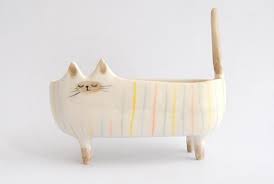 Macetero Cat Siamois Avec Des Rayures Multicolores Soutenu Sur Ses 4 Patitas Cat Siamois Multicolore En Ceramique Blanche Fait Sur Commande Ceramics Cat Bowls Siamese Cats