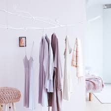 Eine schöne möglichkeit für die wandgestaltung im schlafzimmer bieten zum beispiel wandtattoos mit sprüchen oder schlichten motiven. Wohnideen Furs Schlafzimmer 23 Ideen Zum Nachmachen Living At Home