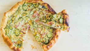 Ottima per una cena in famiglia, è anche una sfiziosa e originale idea per un apericena o buffet di compleanno, ideale da servire a spicchi. Torta Salata Ricotta Zucchine E Prosciutto Facilissima