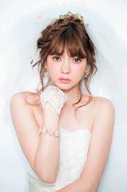 後れ毛でゆるふわな可愛さ全開 王道ドレス 華やかふんわりアレンジ ヘアスタイルの良し悪しで花嫁姿は激変 最旬ドレスに似合うbestヘアアレンジ6選 にて紹介している画像 ウェディング ヘアスタイル 花嫁 髪型 ブライダル 髪型