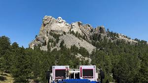 Trump viaja al Monte Rushmore por los 250 años de independencia de Estados Unidos