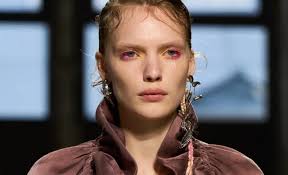 Out now @marieclaire.de Aufgepasst: Das sind die heißesten Beauty-News im  März Wir haben die neueste It-Liste in petto, vollgepackt mit den  aufregendsten Beauty-Neuheiten im März. Wie wäre es mit…