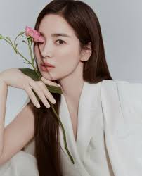 She gained international popularity through her leading roles in television dramas autumn in my heart (2000). 40æ­²å¥³æ˜Ÿå¾žå°ç¾Žåˆ°å¤§ 19å¹´å‰èˆŠåŠ‡ç…§è¢«ç¿»å‡º å®‹æ™ºå­ å®‹æ…§å–¬ å­«è—çœŸæ›ç››ä¸–ç¾Žé¡ ä¸Šå ± æµè¡Œ