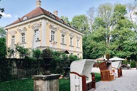 I spent the majority of my time in europe in bamberg, germany with friends and on either side of the bridge are so many pubs. Drei Restaurants Und Viel Ruhe Das Bamberger Haus Am Luitpoldpark Mit Vergnugen Munchen