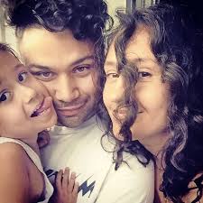 Pamätáte si Lady Mel zo šou Miliónový tanec? Vtedy randila s Johnym  Mečochom, teraz ukázala svojho muža a dcéru