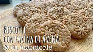 Grazie all'abbinamento tra cereali e frutta secca se lo preferisci, puoi sostituire la farina integrale con la farina di farro. Biscotti Con Farina Di Avena E Di Mandorle Youtube