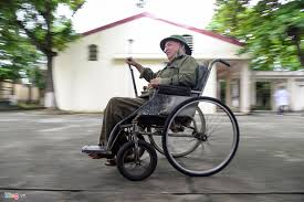 Image result for hình một người lính già trên chiếc xe lăn