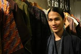 Reggy memberi contoh saat oscar bertugas memasak, mario wajib duduk di meja makan menunggu kakaknya selesai memasak. Oscar Lawalata Tekankan Cinta Dengan Warna Putih Republika Online