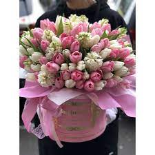 Buchetul conține 13 lalele roșii și albe și 8 lalele mov, roșii, albe și galbene. Buchet Special Cu 201 Lalele Si Flori De Primavara De 8 Martie