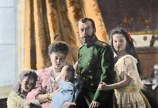 El 17 de julio de 1918, el zar Nicolás II, su esposa Alexandra y sus cinco  hijos fueron ejecutados por los bolcheviques en Ekaterimburgo. El final de  la dinastía Romanov marcó un