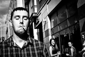Quanto è difficile raccontare la storia di un matrimonio con solo foto in bianco e nero e l'hai fatto con maestria, le mie. Gianpaolo La Paglia An Italian Photographer Who Shoots Little Stories Through Street Photography 121clicks Com