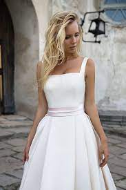 Das hochzeitskleid aus schneeweißer viskose von ivy & oak überzeugt mit seinem minimalistischen und fließenden schnitt. En Variation Of The Satin Dress Robin With Straps Rose Satin Sash And Wide Fitted A Line Skirt Bodices With W Hochzeitskleid Gurtel Brautkleid Casual Braut