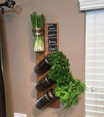 Cuisine 10 Idees De Rangement Pour Les Herbes Aromatiques Jardin D Herbes Jardiniere Interieur Jardin D Appartement