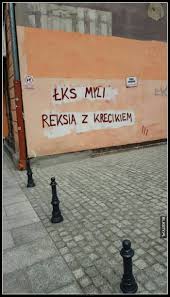 Użyj generatora memów, aby dodać tekst do obrazu lub prześlij swoje zdjęcia, aby tworzyć własne memy. Lks Myli Reksia Z Krecikiem Humorystyczne Wojny Kibicow Memy Gify I Smieszne Obrazki Facebook Tapety Demotywatory Zdjecia