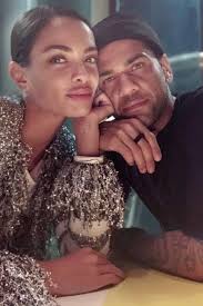 Maybe you would like to learn more about one of these? Mulher De Daniel Alves Joana Sanz Mudou De Time E Pais Duas Vezes Para Apoiar Jogador Retratos Da Bola Extra Online